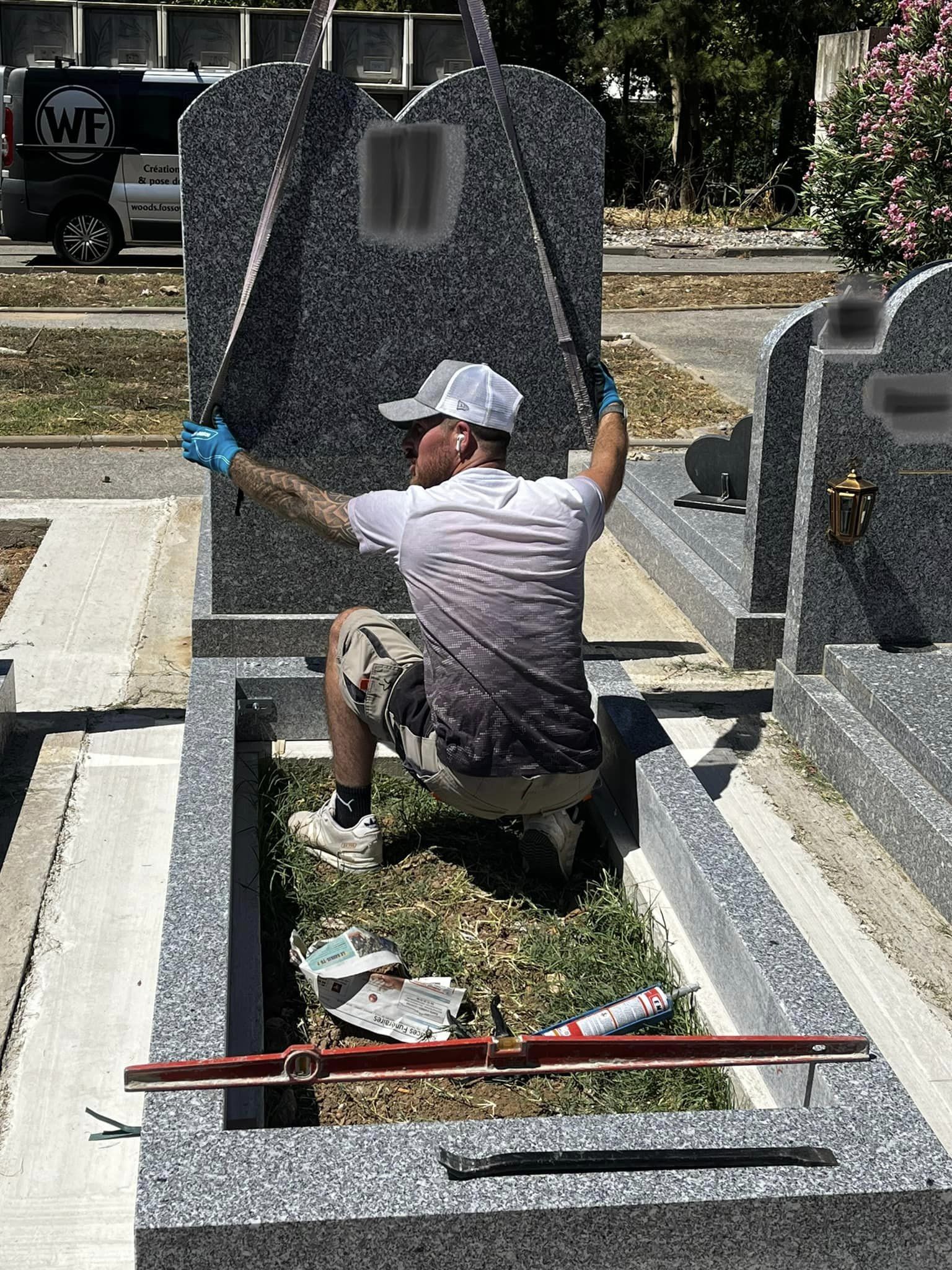 Notre équipe au travail sur la pose d'un monument funéraire
